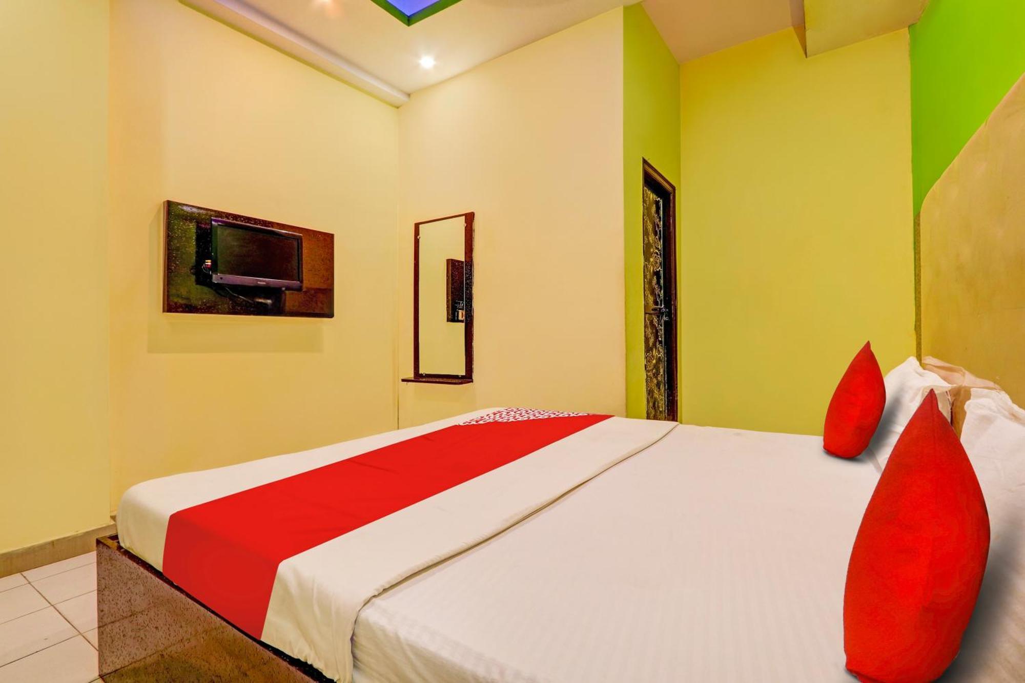 Oyo Flagship Hotel Samruddhi Lodge Nirmal  Zewnętrze zdjęcie