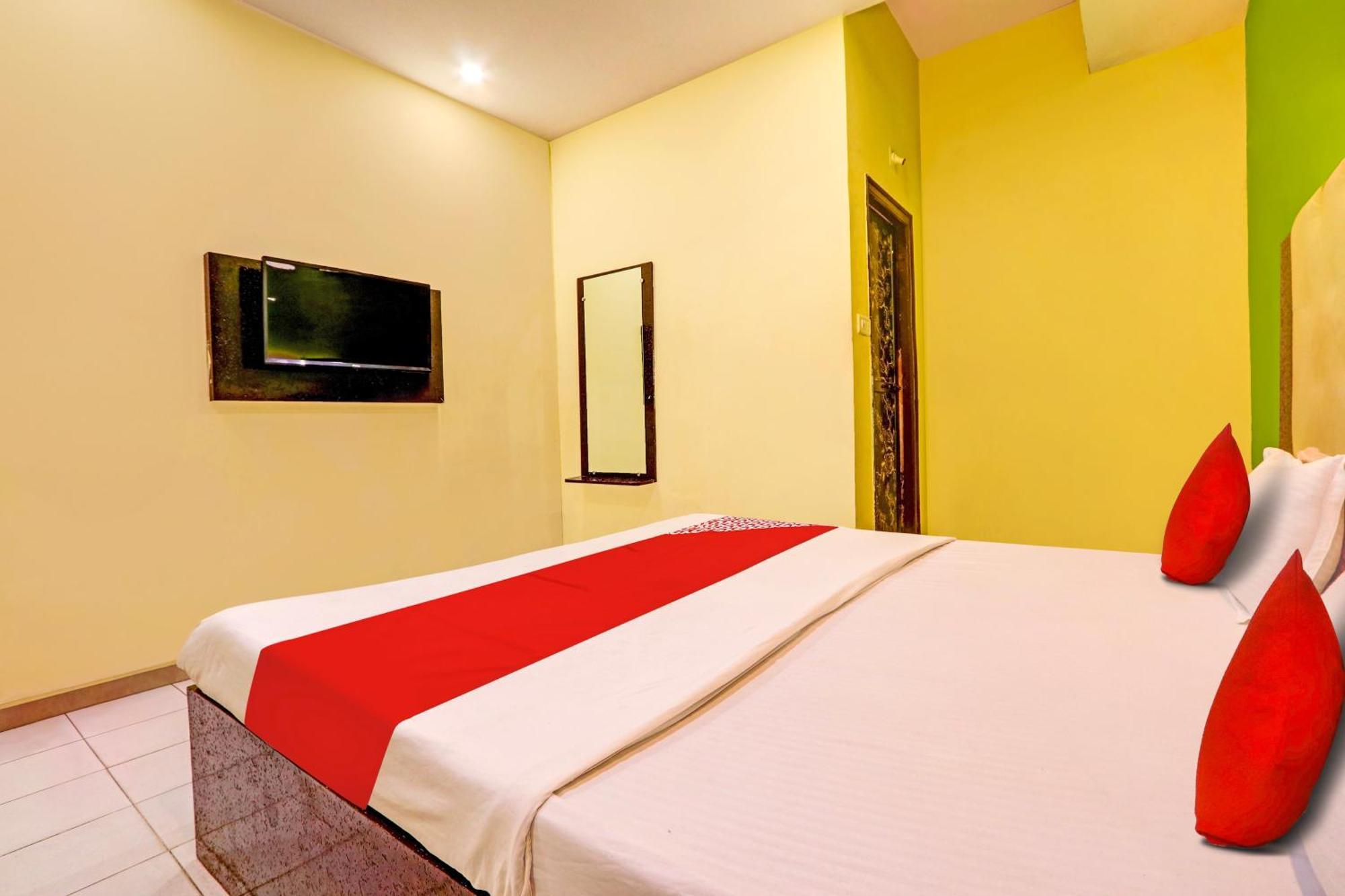 Oyo Flagship Hotel Samruddhi Lodge Nirmal  Zewnętrze zdjęcie